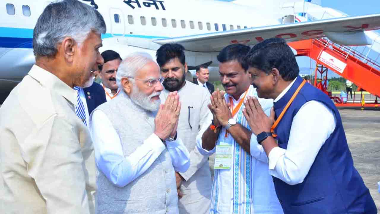 PM Narendra Modi: సత్యసాయి శత జయంతి ఉత్సవాలు.. పుట్టపర్తి ఎయిర్‌పోర్టులో ప్రధాని మోదీకి ఘన స్వాగతం