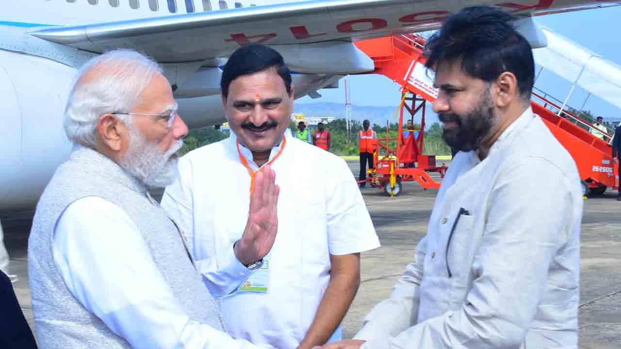 PM Narendra Modi: సత్యసాయి శత జయంతి ఉత్సవాలు.. పుట్టపర్తి ఎయిర్‌పోర్టులో ప్రధాని మోదీకి ఘన స్వాగతం