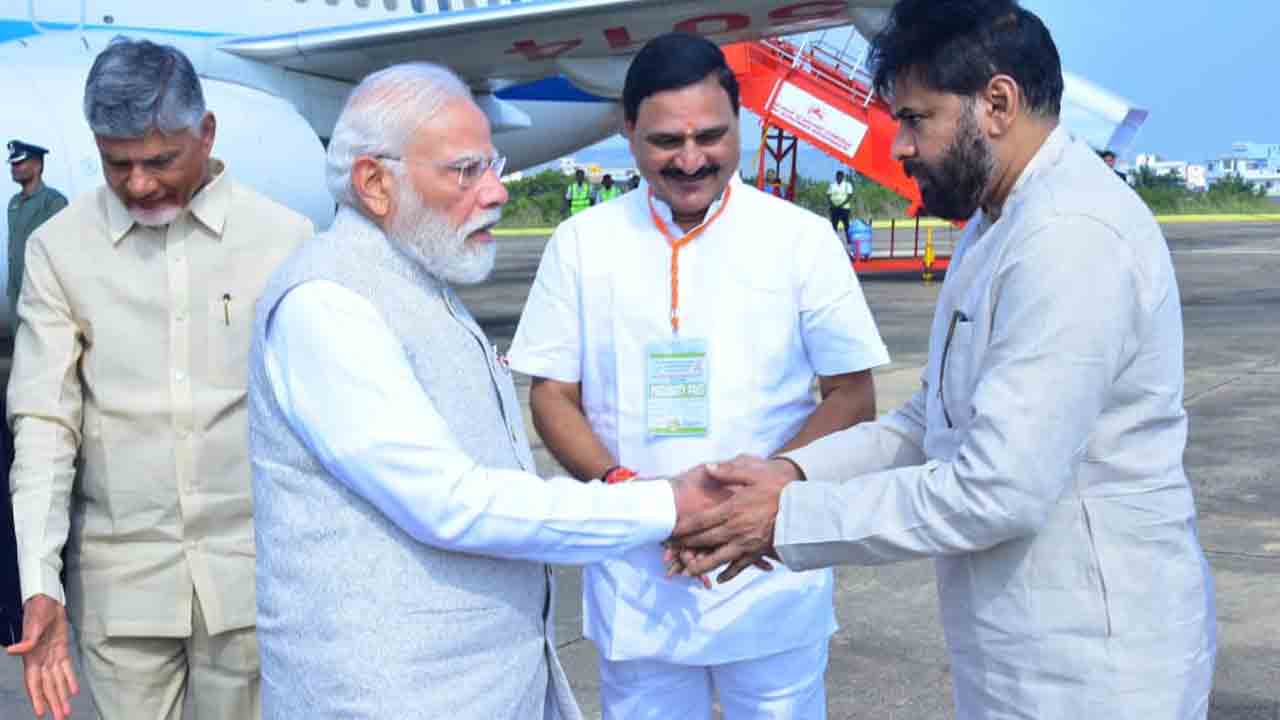 PM Narendra Modi: సత్యసాయి శత జయంతి ఉత్సవాలు.. పుట్టపర్తి ఎయిర్‌పోర్టులో ప్రధాని మోదీకి ఘన స్వాగతం