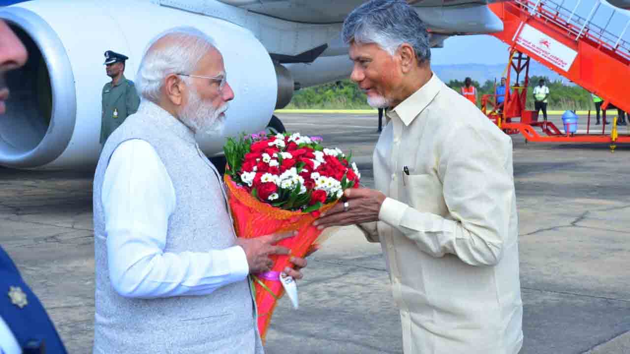 PM Narendra Modi: సత్యసాయి శత జయంతి ఉత్సవాలు.. పుట్టపర్తి ఎయిర్‌పోర్టులో ప్రధాని మోదీకి ఘన స్వాగతం