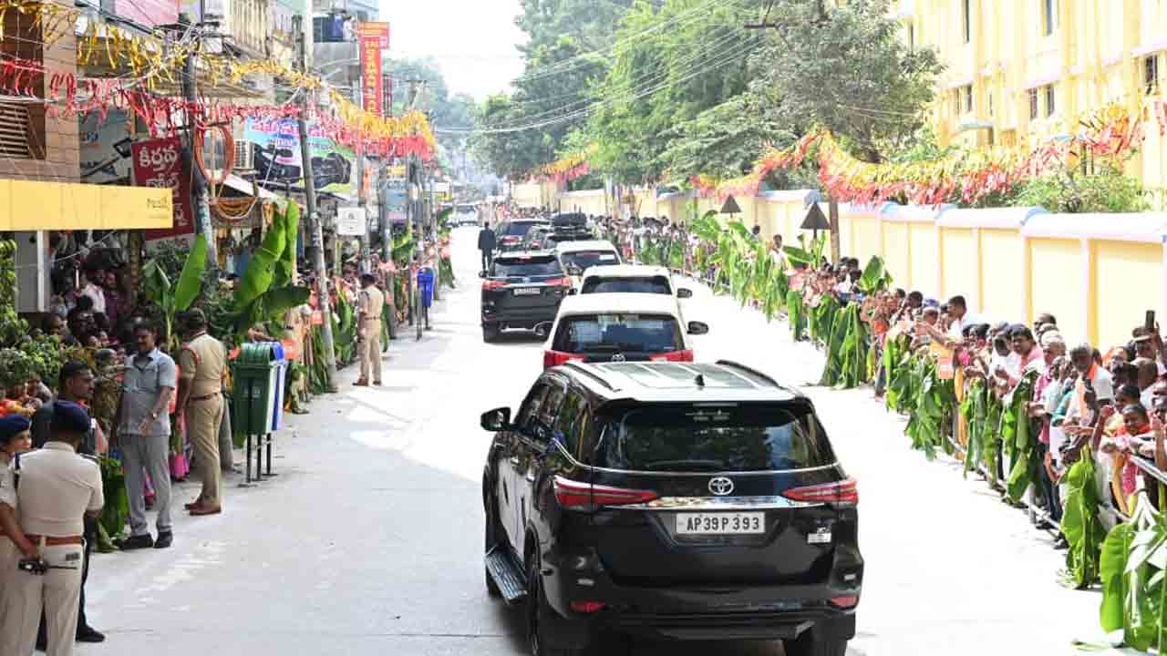 PM Narendra Modi: సత్యసాయి శత జయంతి ఉత్సవాలు.. పుట్టపర్తి ఎయిర్‌పోర్టులో ప్రధాని మోదీకి ఘన స్వాగతం