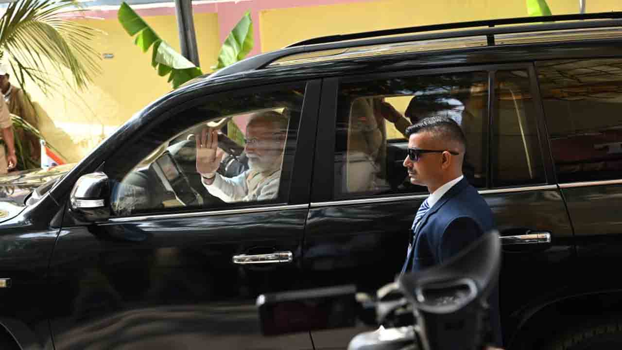 PM Narendra Modi: సత్యసాయి శత జయంతి ఉత్సవాలు.. పుట్టపర్తి ఎయిర్‌పోర్టులో ప్రధాని మోదీకి ఘన స్వాగతం