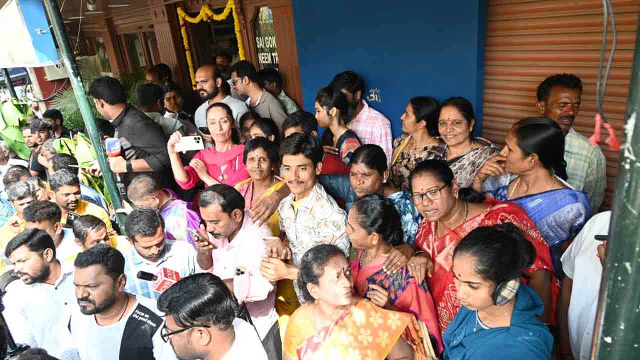 PM Narendra Modi: సత్యసాయి శత జయంతి ఉత్సవాలు.. పుట్టపర్తి ఎయిర్‌పోర్టులో ప్రధాని మోదీకి ఘన స్వాగతం