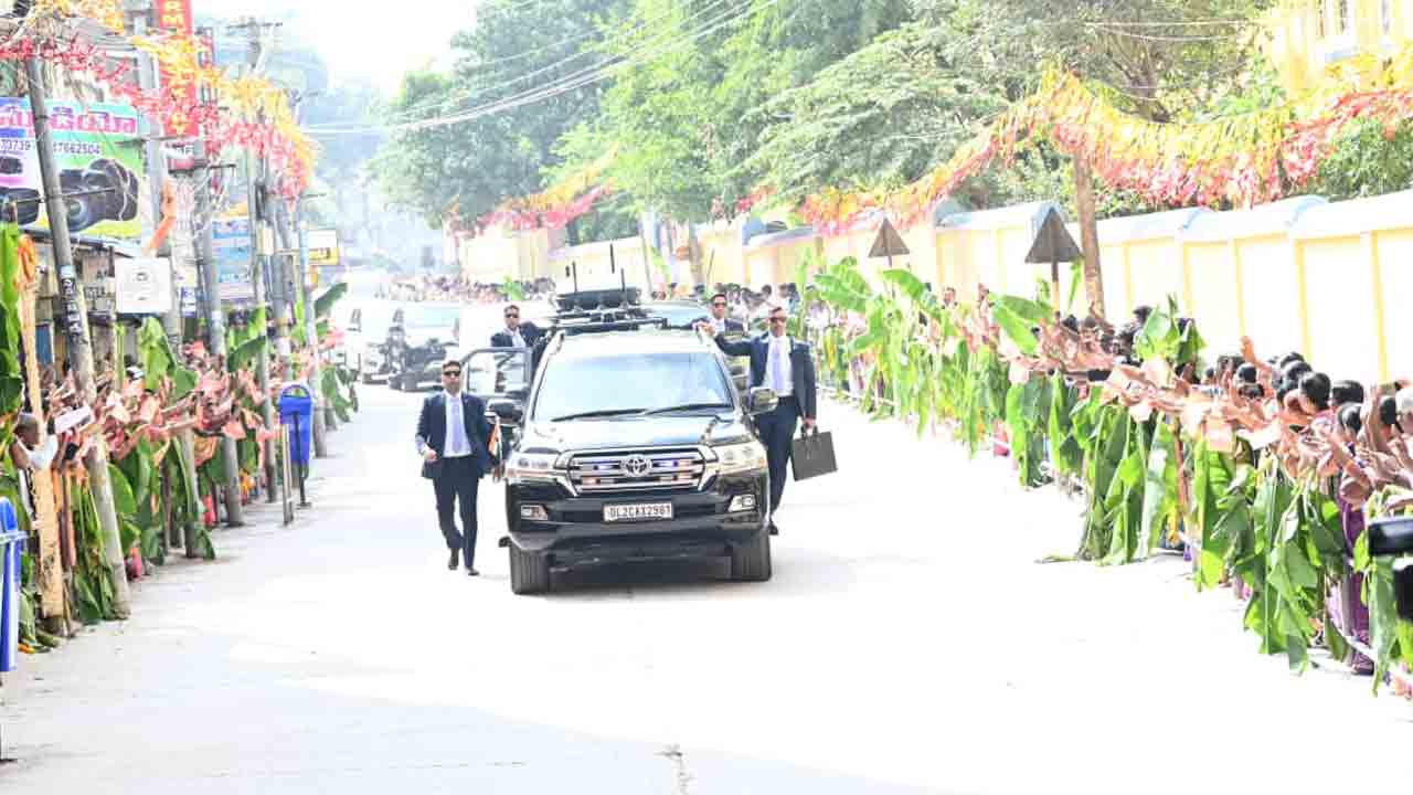 PM Narendra Modi: సత్యసాయి శత జయంతి ఉత్సవాలు.. పుట్టపర్తి ఎయిర్‌పోర్టులో ప్రధాని మోదీకి ఘన స్వాగతం