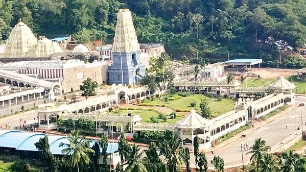 సింహాచలం దేవస్థానంలో ప్రధాన అర్చకత్వంపై వివాదం