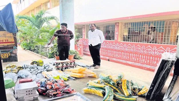 ప్రభుత్వ పాఠశాలలకు క్రీడా పరికరాలు