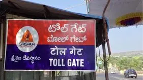Srisailam Toll Gate: శ్రీశైలం టోల్ గేట్ వద్ద భారీగా మాంసం, మద్యం పట్టివేత
