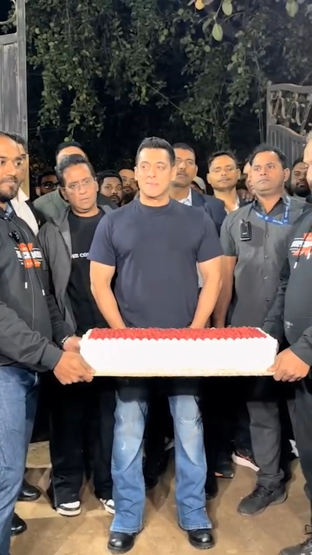 ఫ్యాన్స్‎తో బర్త్ డే సెలబ్రేషన్స్ జరుపుకుంటున్న సల్మాన్ ఖాన్