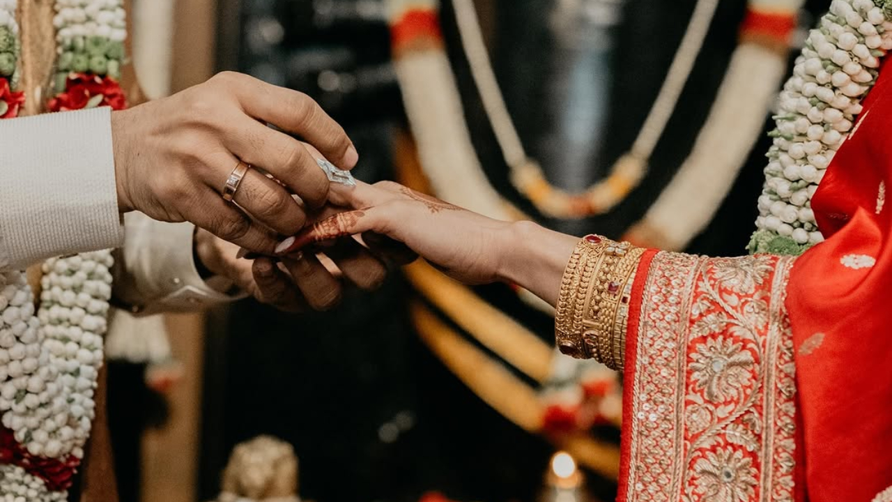 వివాహ బంధంతో ఒక్కటైన సమంత - రాజ్.. పెళ్లి  ఫొటోలు ఇవే