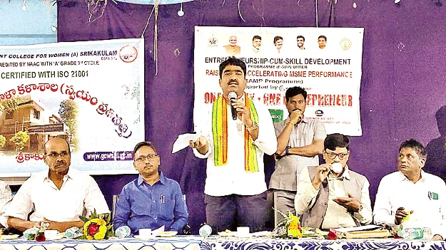 మహిళలు పారిశ్రామికవేత్తలుగా ఎదగాలి: శంకర్‌