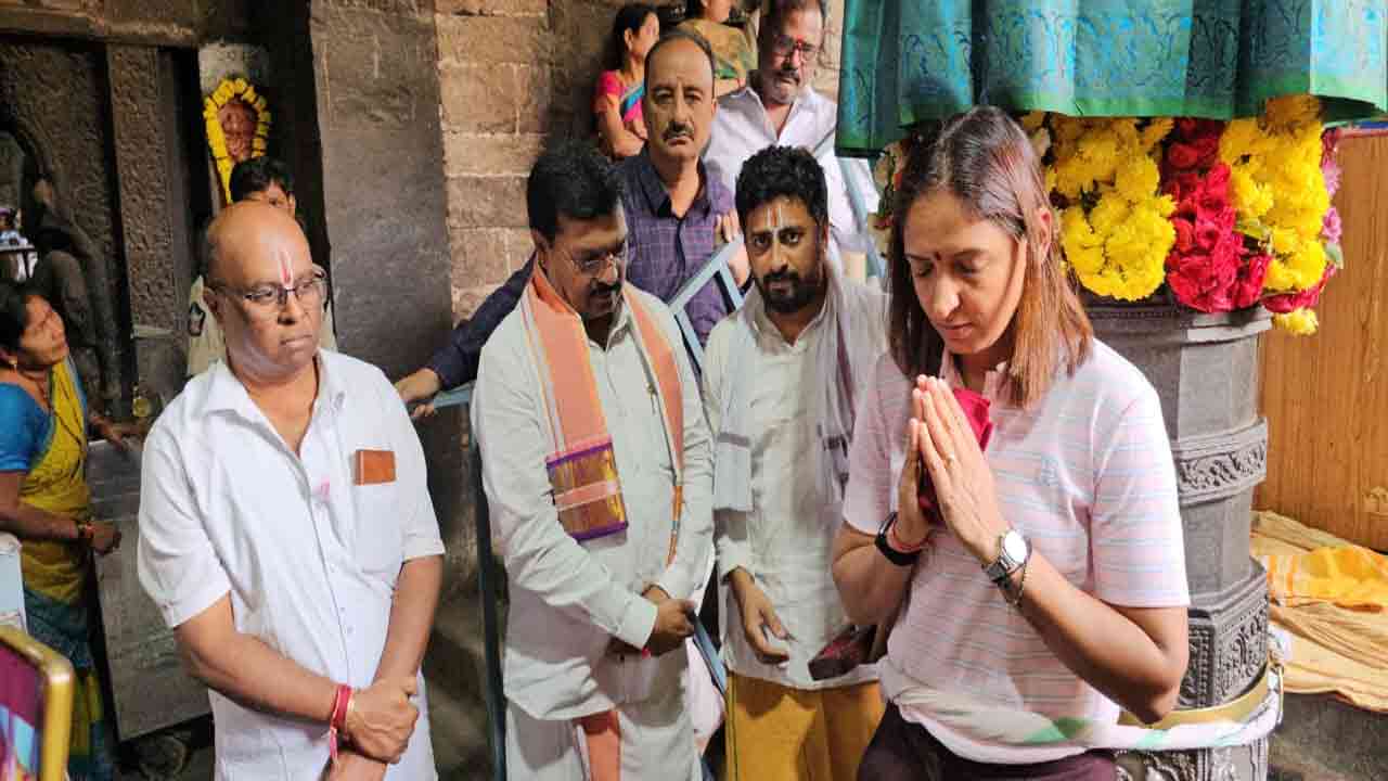 శ్రీ వరాహ లక్ష్మీనరసింహస్వామి వారిని దర్శించుకున్న భారత మహిళా క్రికెట్ జట్టు