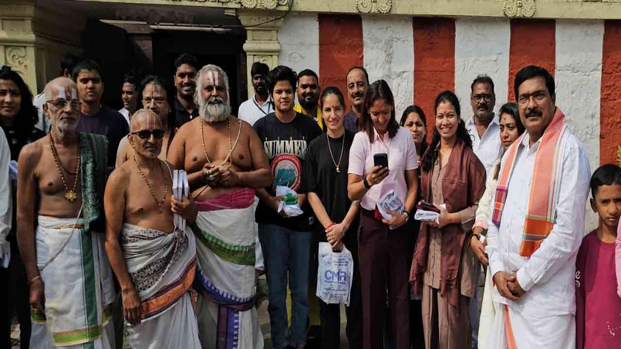 శ్రీ వరాహ లక్ష్మీనరసింహస్వామి వారిని దర్శించుకున్న భారత మహిళా క్రికెట్ జట్టు