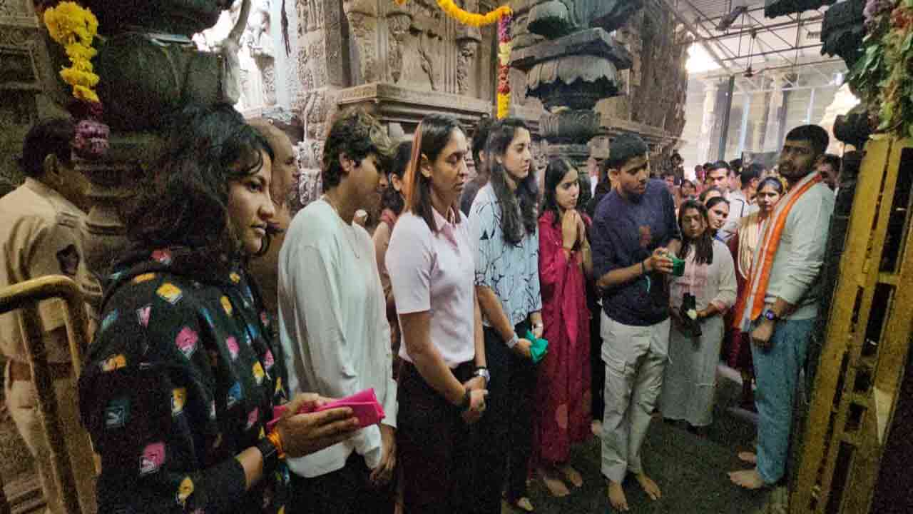 శ్రీ వరాహ లక్ష్మీనరసింహస్వామి వారిని దర్శించుకున్న భారత మహిళా క్రికెట్ జట్టు