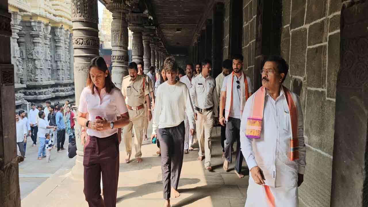 శ్రీ వరాహ లక్ష్మీనరసింహస్వామి వారిని దర్శించుకున్న భారత మహిళా క్రికెట్ జట్టు