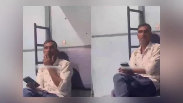 Smoking inside Train: రైల్లో పొగతాగుతూ.. నువ్వేమీ చేయలేవని దబాయిస్తూ.. వైరల్ వీడియో