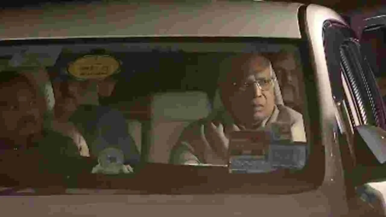 Sonia Gandhi: సోనియా నివాసంలో పార్లమెంటరీ స్ట్రాటజీ గ్రూప్ భేటీ