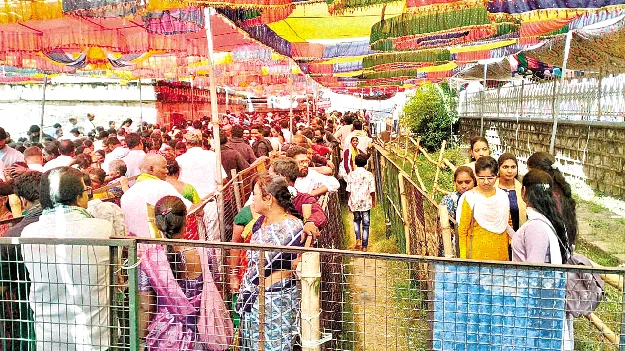 ఆలయాలకు భక్తుల తాకిడి 