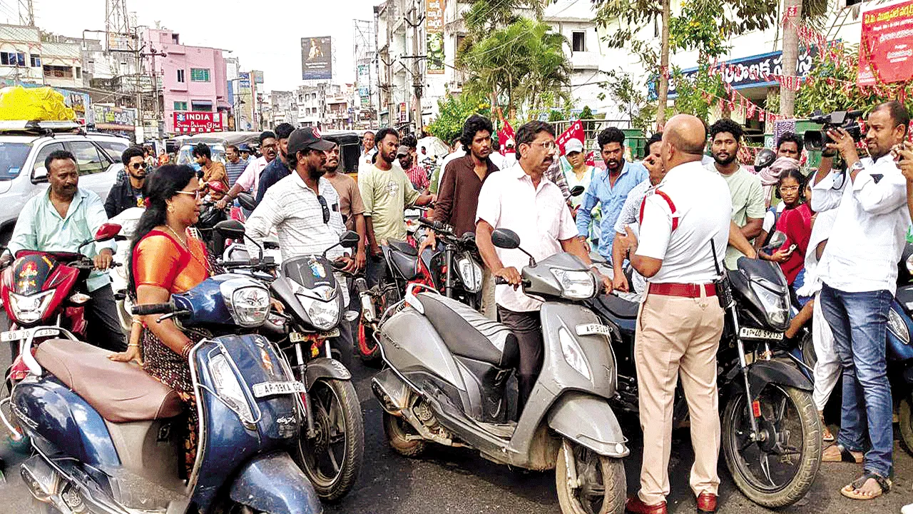 రోడ్డు ప్రమాదాల నివారణకు సహకరించాలి