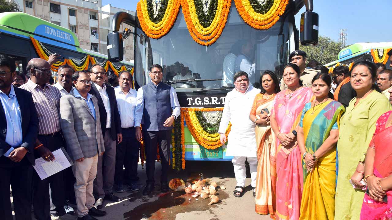 రాణిగంజ్ డిపోలో ఎలక్ట్రిక్ బస్సులు ప్రారంభించిన మంత్రి పొన్నం, ఎండీ నాగిరెడ్డి