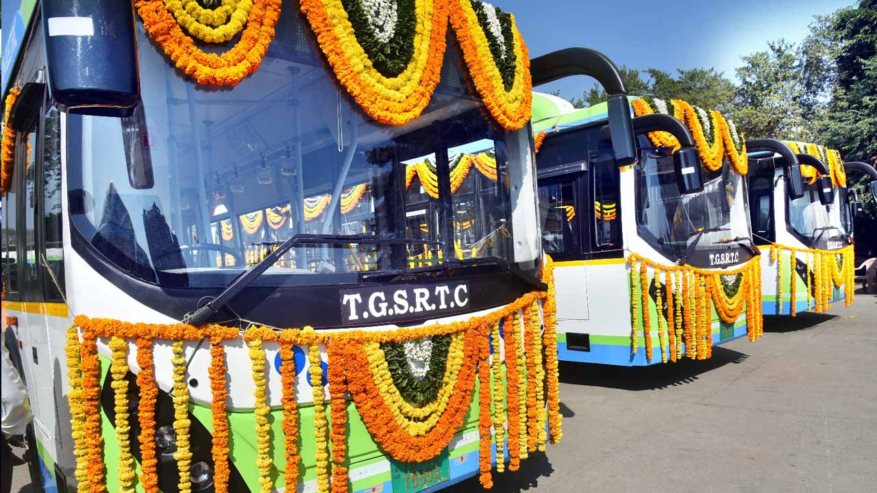 రాణిగంజ్ డిపోలో ఎలక్ట్రిక్ బస్సులు ప్రారంభించిన మంత్రి పొన్నం, ఎండీ నాగిరెడ్డి