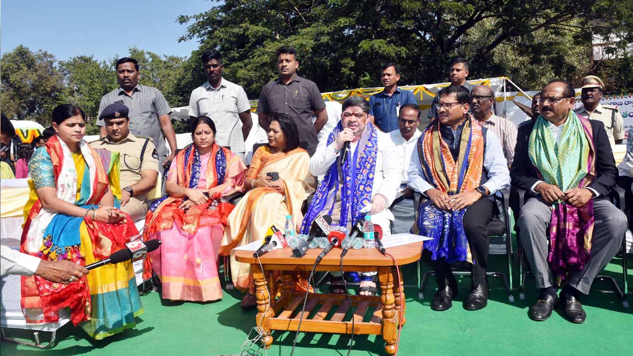 రాణిగంజ్ డిపోలో ఎలక్ట్రిక్ బస్సులు ప్రారంభించిన మంత్రి పొన్నం, ఎండీ నాగిరెడ్డి