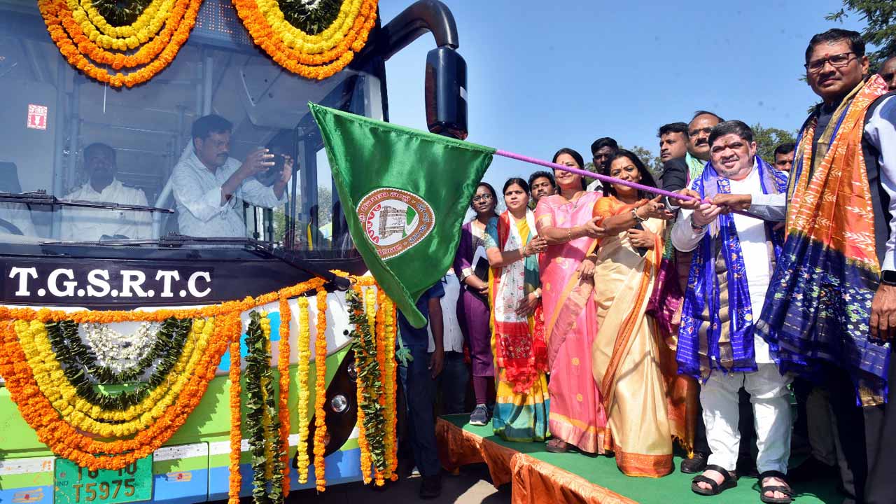 రాణిగంజ్ డిపోలో ఎలక్ట్రిక్ బస్సులు ప్రారంభించిన మంత్రి పొన్నం, ఎండీ నాగిరెడ్డి