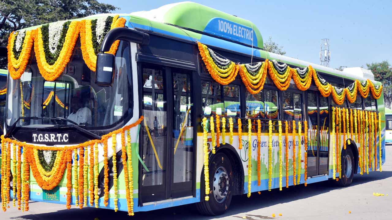 రాణిగంజ్ డిపోలో ఎలక్ట్రిక్ బస్సులు ప్రారంభించిన మంత్రి పొన్నం, ఎండీ నాగిరెడ్డి