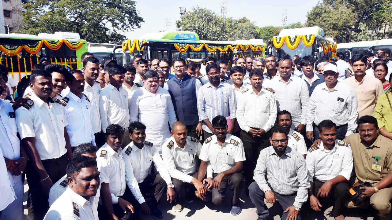 రాణిగంజ్ డిపోలో ఎలక్ట్రిక్ బస్సులు ప్రారంభించిన మంత్రి పొన్నం, ఎండీ నాగిరెడ్డి