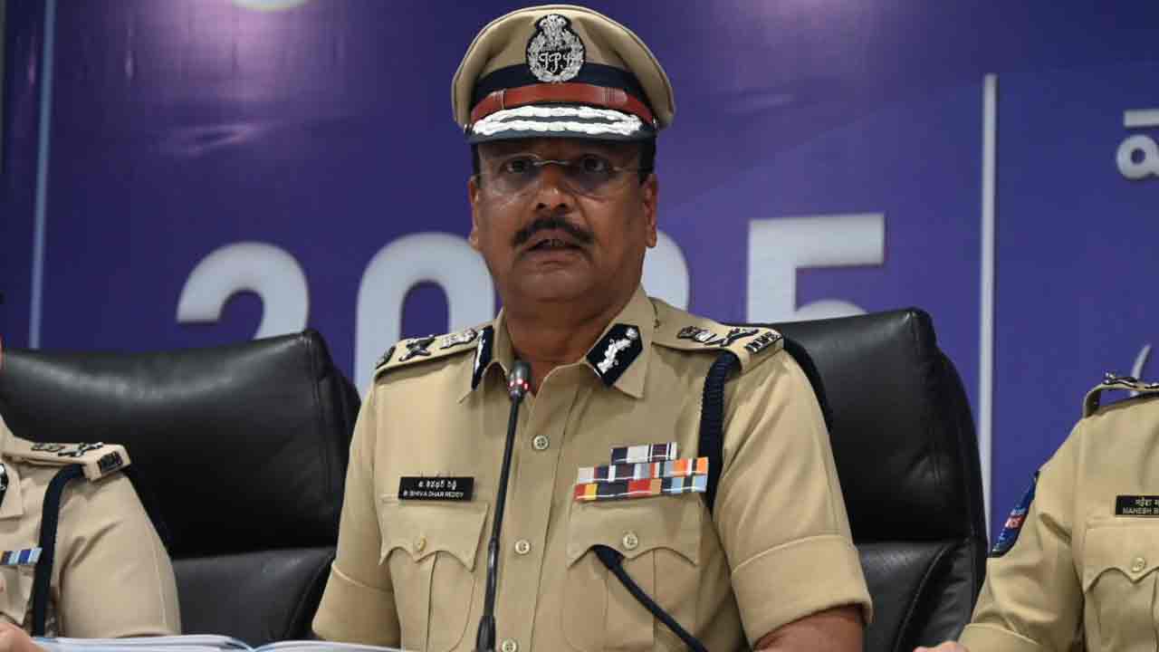 మహిళా పోలీస్ అధికారులపై డీజీపీ ప్రశంసలు