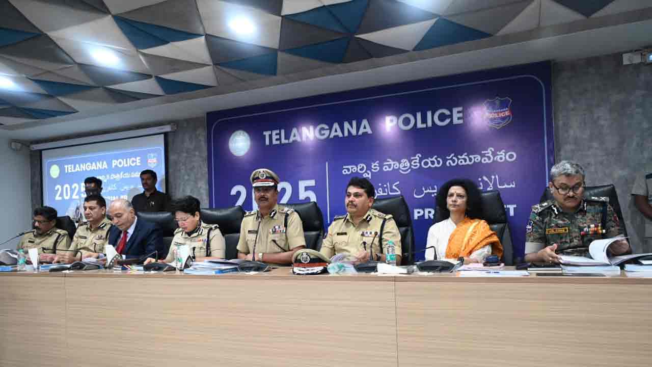 మహిళా పోలీస్ అధికారులపై డీజీపీ ప్రశంసలు