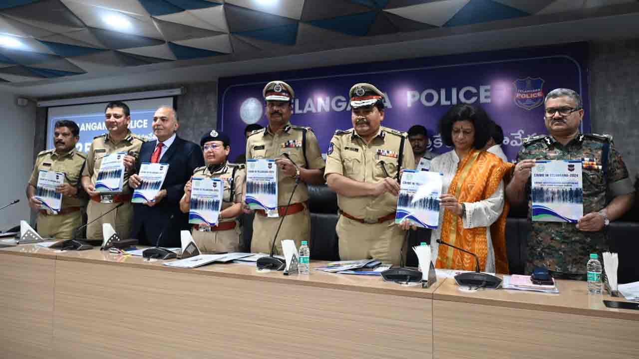 మహిళా పోలీస్ అధికారులపై డీజీపీ ప్రశంసలు