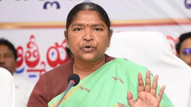 Minister Seethakka: బీఆర్ఎస్ నేతలపై మంత్రి సీతక్క ఫైర్.. బుద్ధి మార్చుకోవాలని హితవు.!