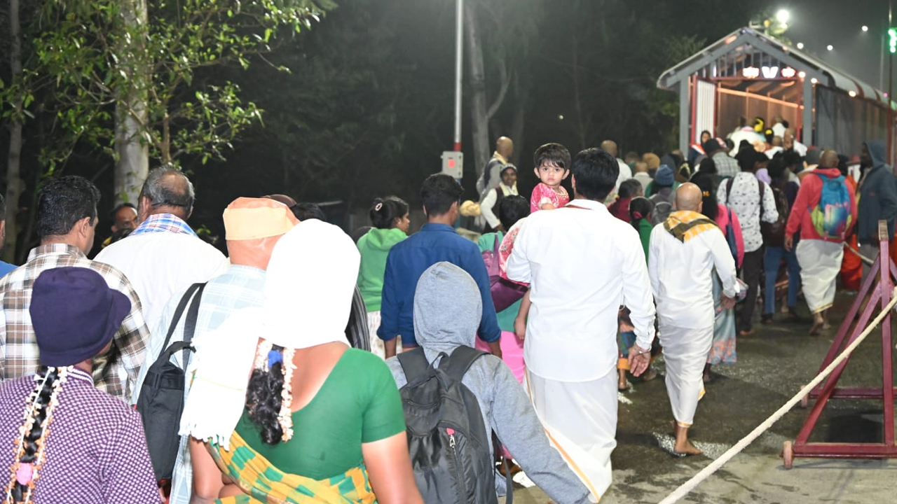 తిరుమలలో పెరిగిన భక్తుల రద్దీ