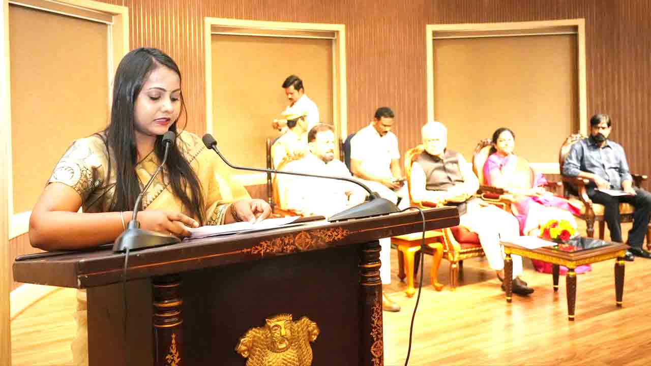 Governor Jishnu Dev Varma: రాజ్‌భవన్‌‌లో గిరిజన యువతకు అవార్డులు అందజేసిన గవర్నర్  జిష్ణుదేవ్ వర్మ