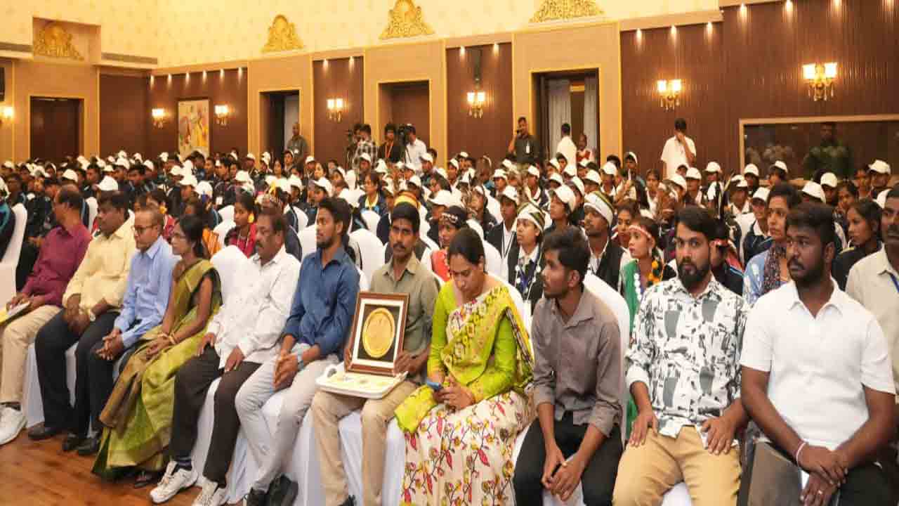 Governor Jishnu Dev Varma: రాజ్‌భవన్‌‌లో గిరిజన యువతకు అవార్డులు అందజేసిన గవర్నర్  జిష్ణుదేవ్ వర్మ