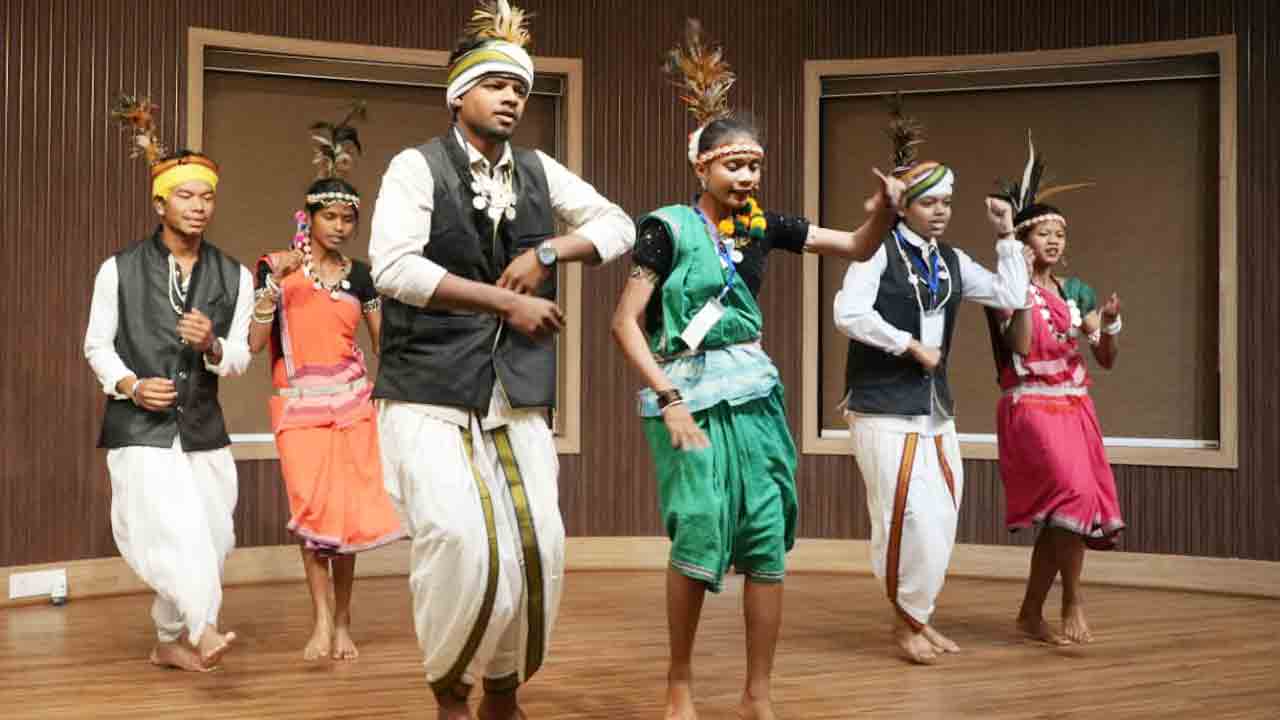 Governor Jishnu Dev Varma: రాజ్‌భవన్‌‌లో గిరిజన యువతకు అవార్డులు అందజేసిన గవర్నర్  జిష్ణుదేవ్ వర్మ