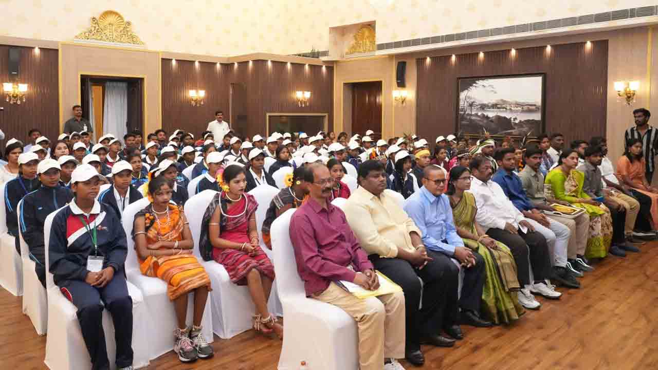 Governor Jishnu Dev Varma: రాజ్‌భవన్‌‌లో గిరిజన యువతకు అవార్డులు అందజేసిన గవర్నర్  జిష్ణుదేవ్ వర్మ