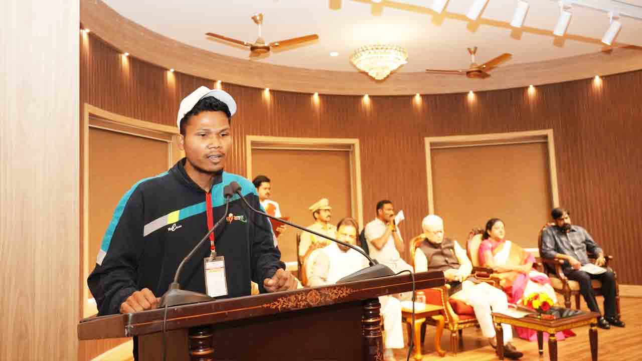 Governor Jishnu Dev Varma: రాజ్‌భవన్‌‌లో గిరిజన యువతకు అవార్డులు అందజేసిన గవర్నర్  జిష్ణుదేవ్ వర్మ
