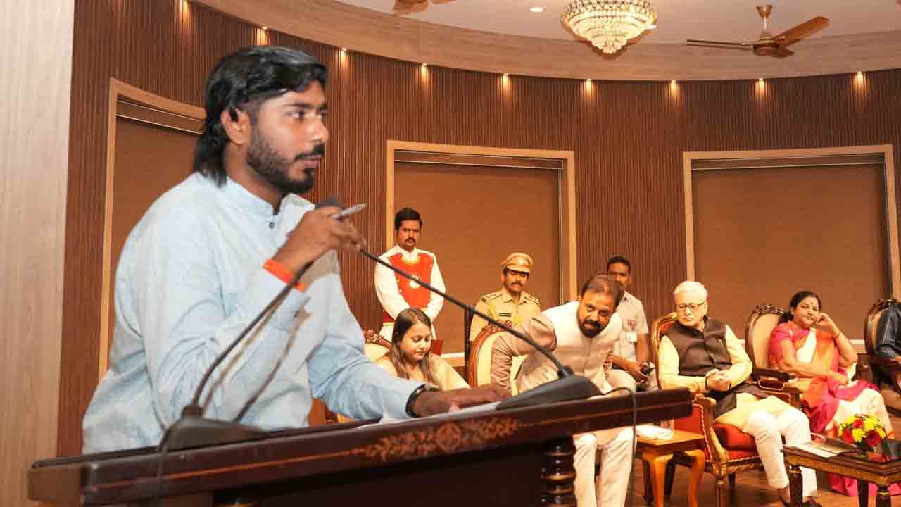 Governor Jishnu Dev Varma: రాజ్‌భవన్‌‌లో గిరిజన యువతకు అవార్డులు అందజేసిన గవర్నర్  జిష్ణుదేవ్ వర్మ