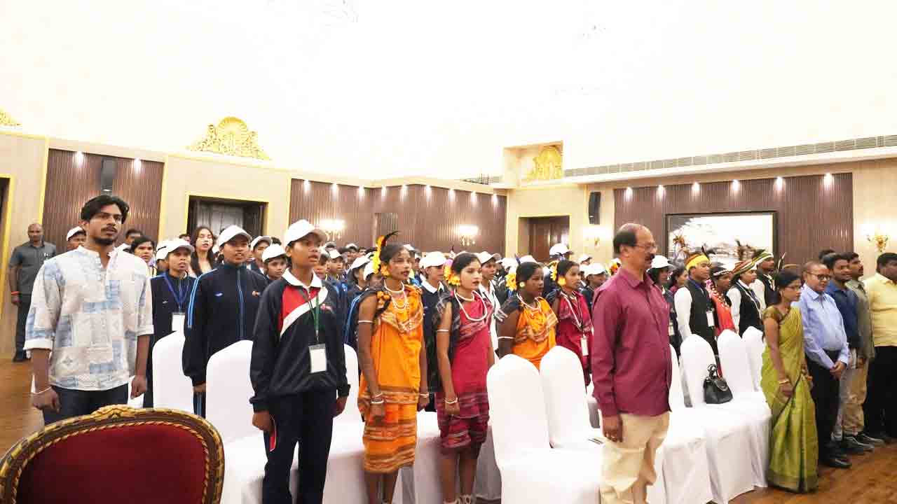 Governor Jishnu Dev Varma: రాజ్‌భవన్‌‌లో గిరిజన యువతకు అవార్డులు అందజేసిన గవర్నర్  జిష్ణుదేవ్ వర్మ