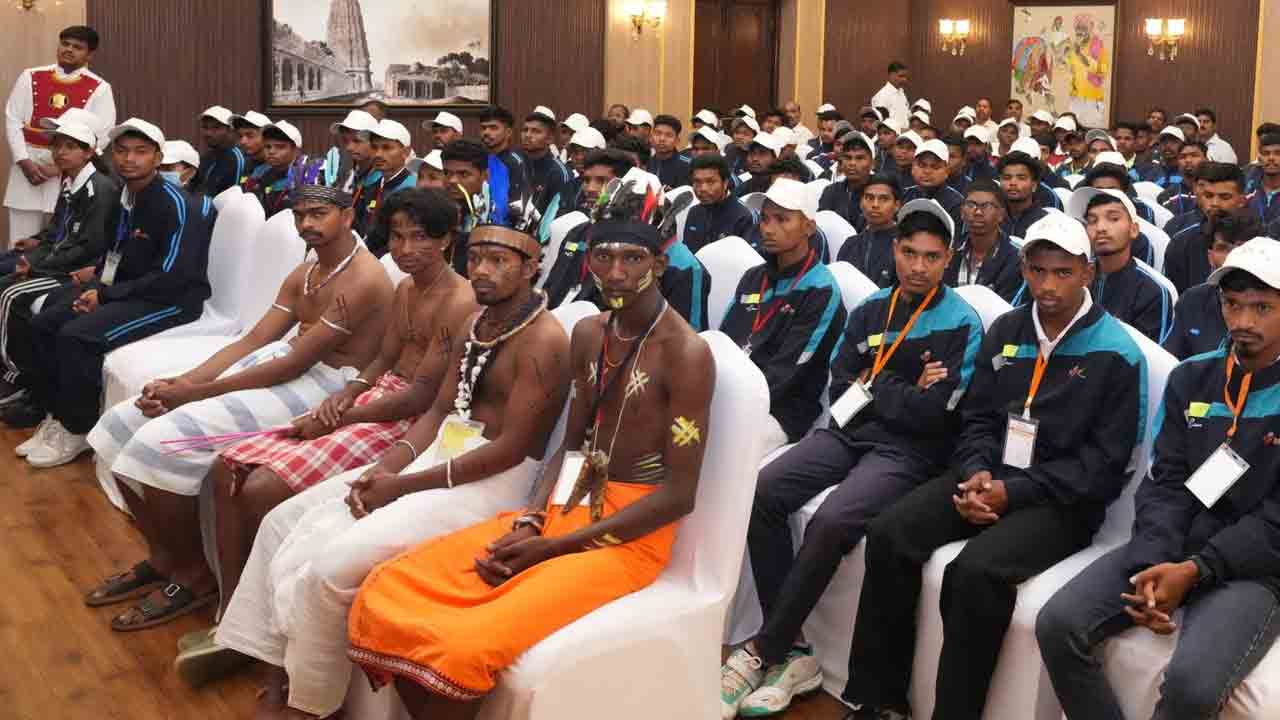 Governor Jishnu Dev Varma: రాజ్‌భవన్‌‌లో గిరిజన యువతకు అవార్డులు అందజేసిన గవర్నర్  జిష్ణుదేవ్ వర్మ