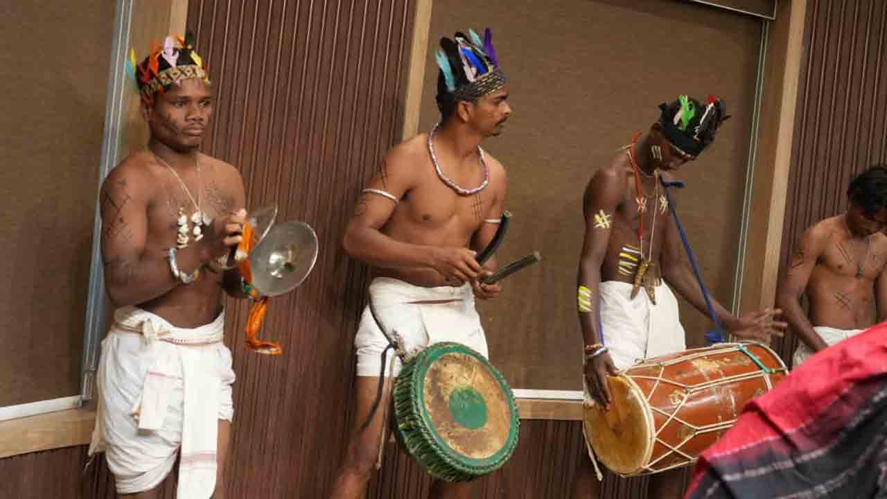 Governor Jishnu Dev Varma: రాజ్‌భవన్‌‌లో గిరిజన యువతకు అవార్డులు అందజేసిన గవర్నర్  జిష్ణుదేవ్ వర్మ