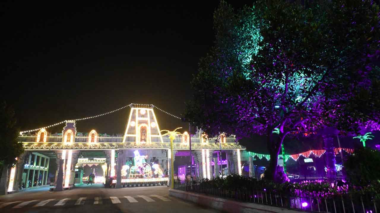 వైకుంఠ ఏకాదశి కోసం ముస్తాబవుతున్న తిరుమల..