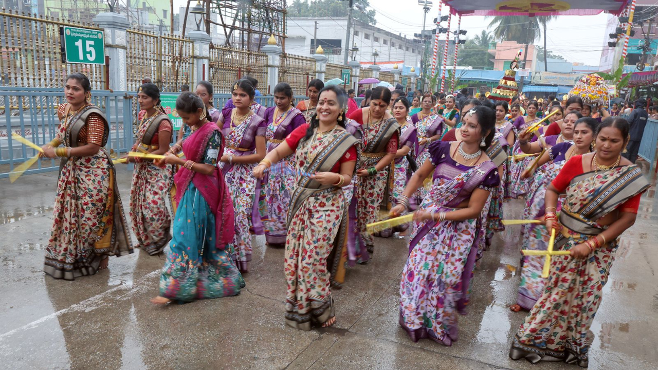 Tirupati Pedda Sesha Vahanam: పెద్దశేష వాహనంపై పరమపద నాధుడు అలంకారంలో సిరులతల్లి