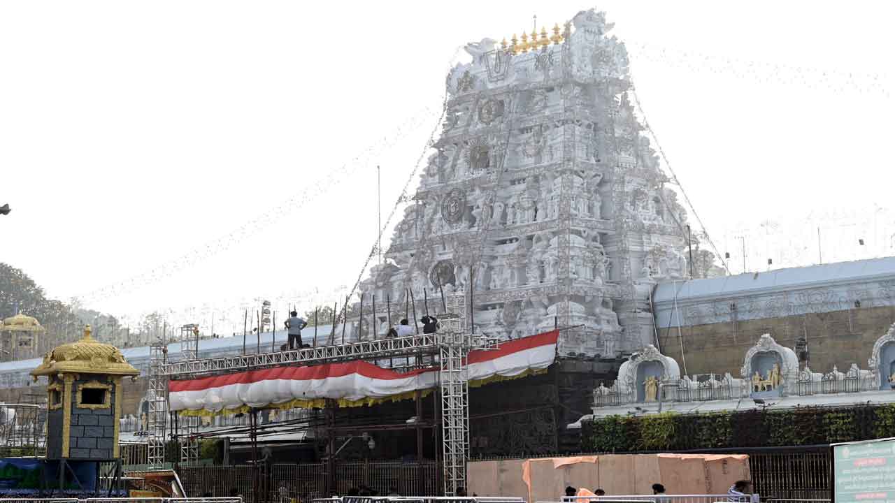 వైకుంఠ ఏకాదశి కోసం ముస్తాబవుతున్న తిరుమల..