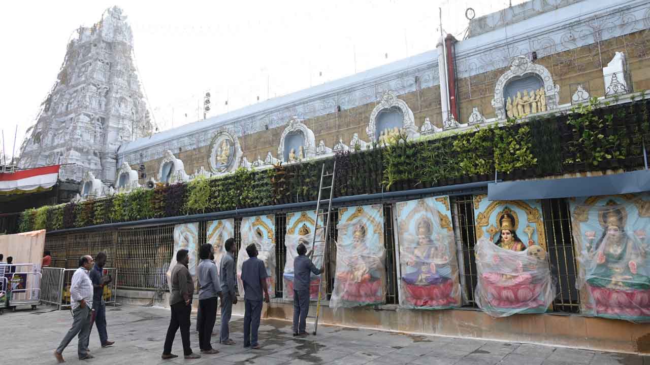 వైకుంఠ ఏకాదశి కోసం ముస్తాబవుతున్న తిరుమల..