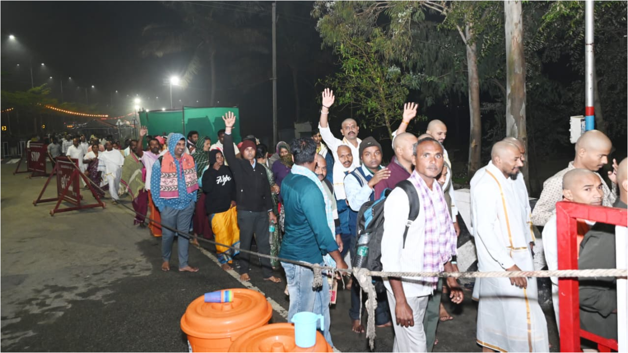 తిరుమలలో సామాన్యులకు వైకుంఠ ద్వారా దర్శనాలు