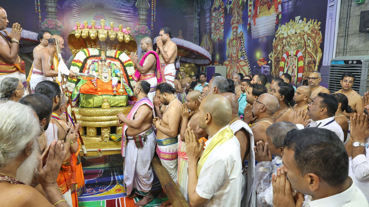Tirupati Pedda Sesha Vahanam: పెద్దశేష వాహనంపై పరమపద నాధుడు అలంకారంలో సిరులతల్లి
