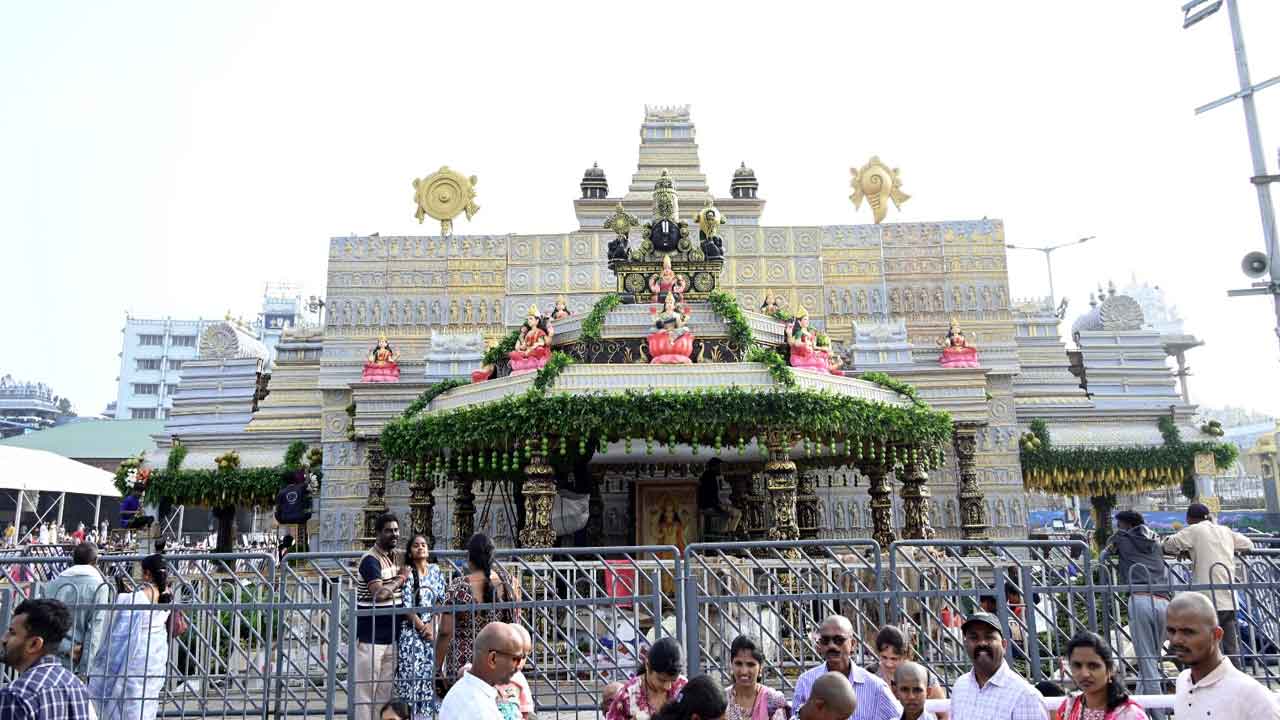 వైకుంఠ ఏకాదశి కోసం ముస్తాబవుతున్న తిరుమల..