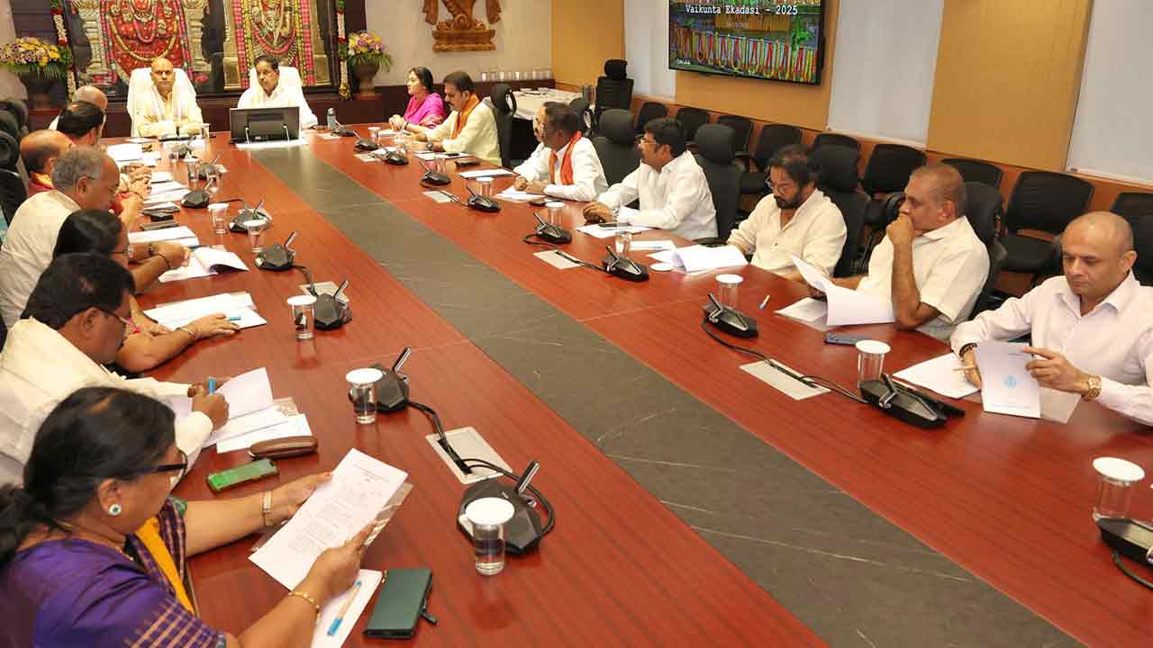 Vaikunta Ekadasi: వైకుంఠ ఏకాదశిపై టీటీడీ కీలక నిర్ణయం: చైర్మన్ బీఆర్ నాయుడు